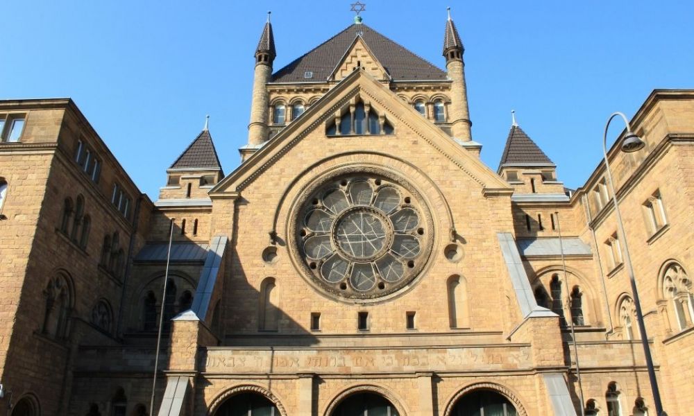 Die Kölner Synagoge im Stadtteil Neustadt-Süd an der Roonstraße.© pixs:sell/Adobe Stock